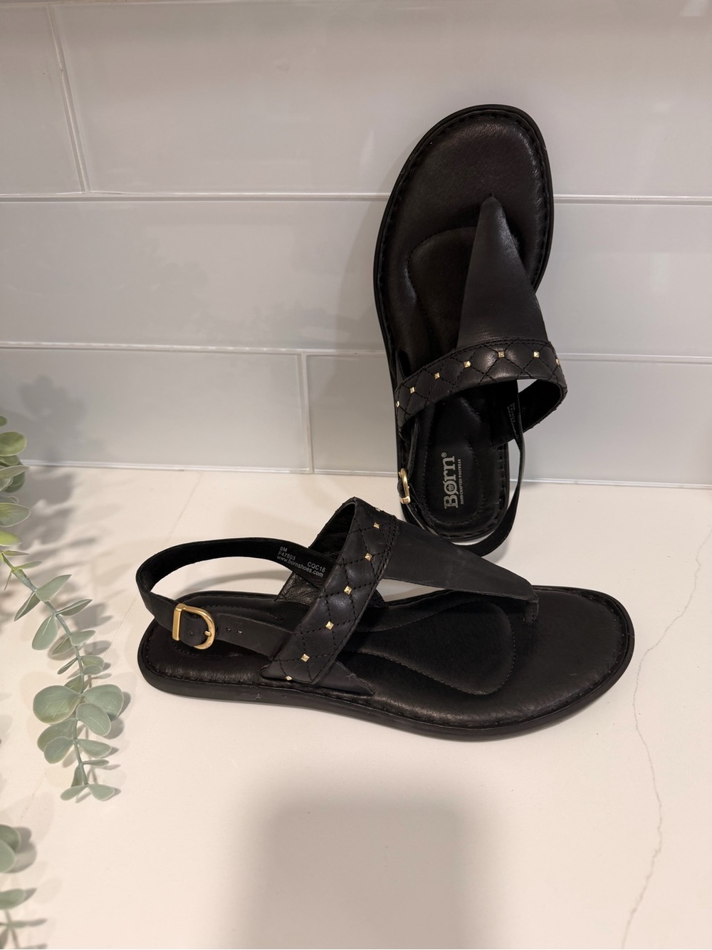 Womens Børn Garren thong sandals Black Leather Size 8 gold studs Comfortable